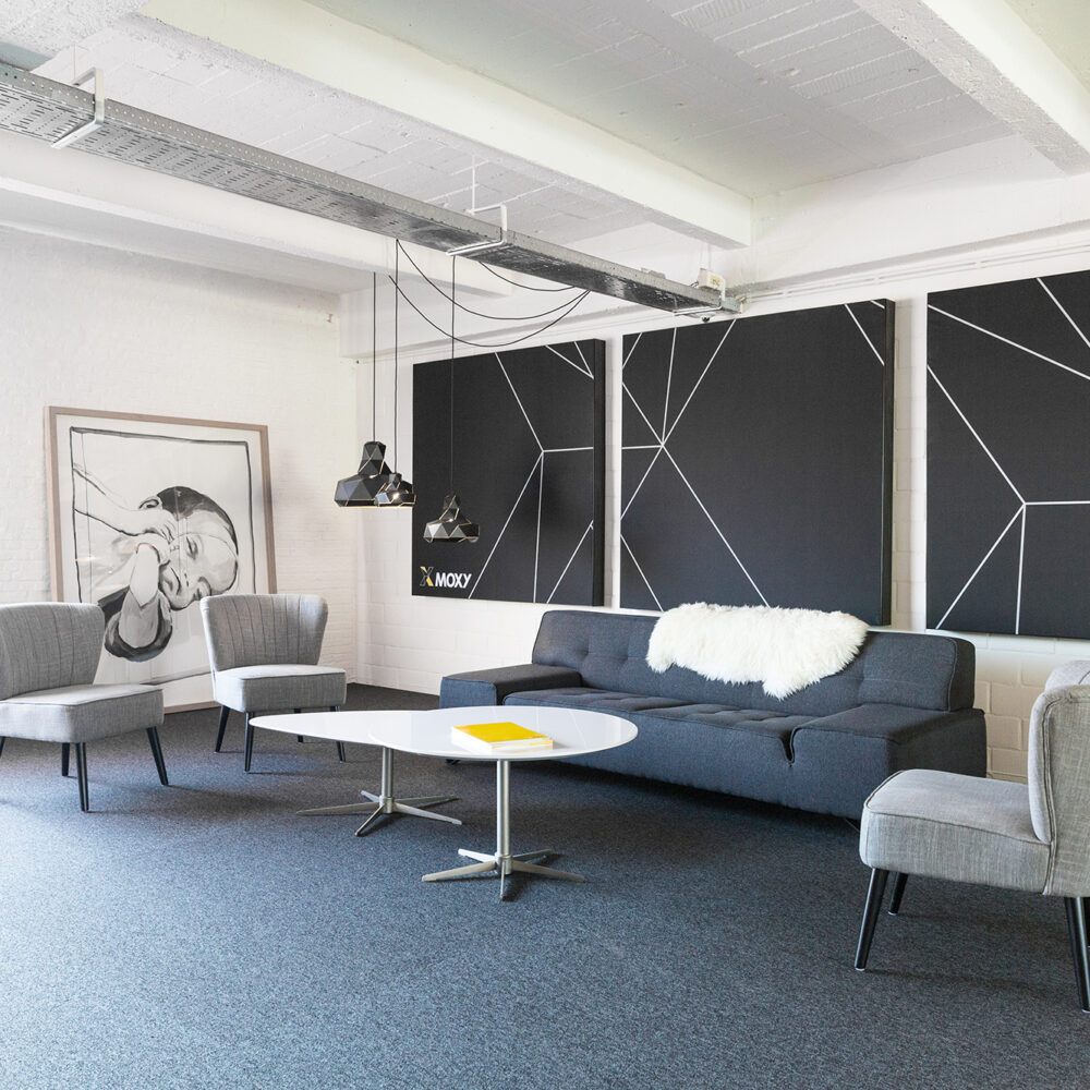 Kantoorinrichting Brussel - Inrichting werkplek - kantoorinterieur Moxy