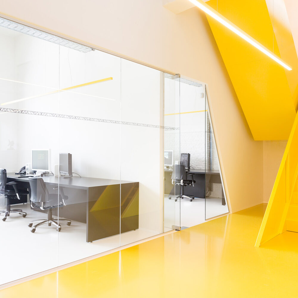 Kantoorinrichting Brussel - Inrichting werkplek - kantoorinterieur Moxy