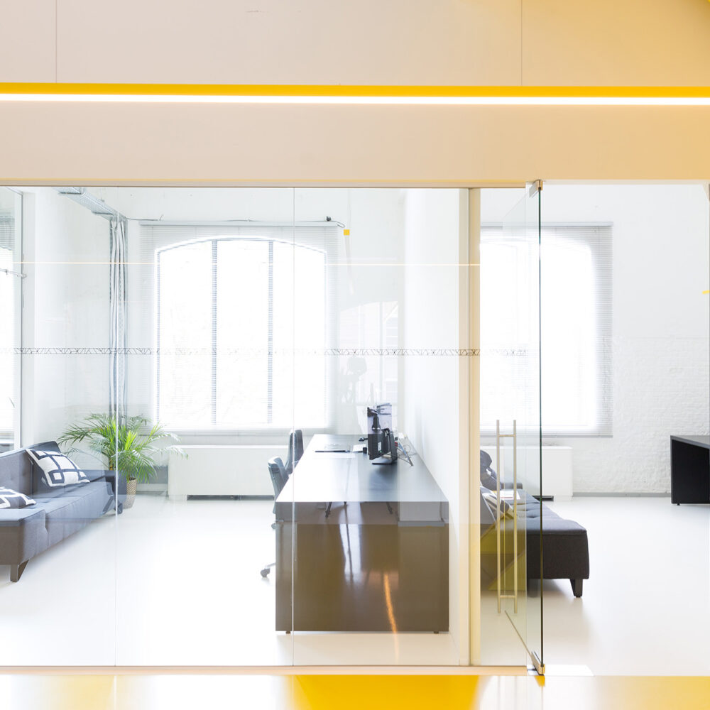 Kantoorinrichting Brussel - Inrichting werkplek - kantoorinterieur Moxy