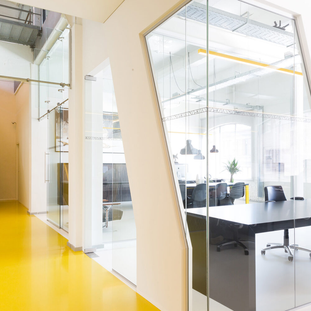 Kantoorinrichting Brussel - Inrichting werkplek - kantoorinterieur Moxy