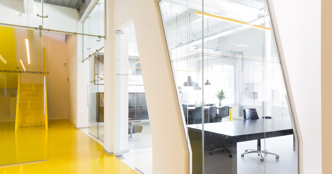 Kantoorinrichting Brussel - Inrichting werkplek - kantoorinterieur Moxy