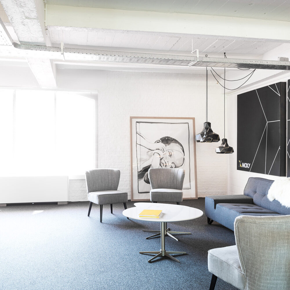 Kantoorinrichting Brussel - Inrichting werkplek - kantoorinterieur Moxy