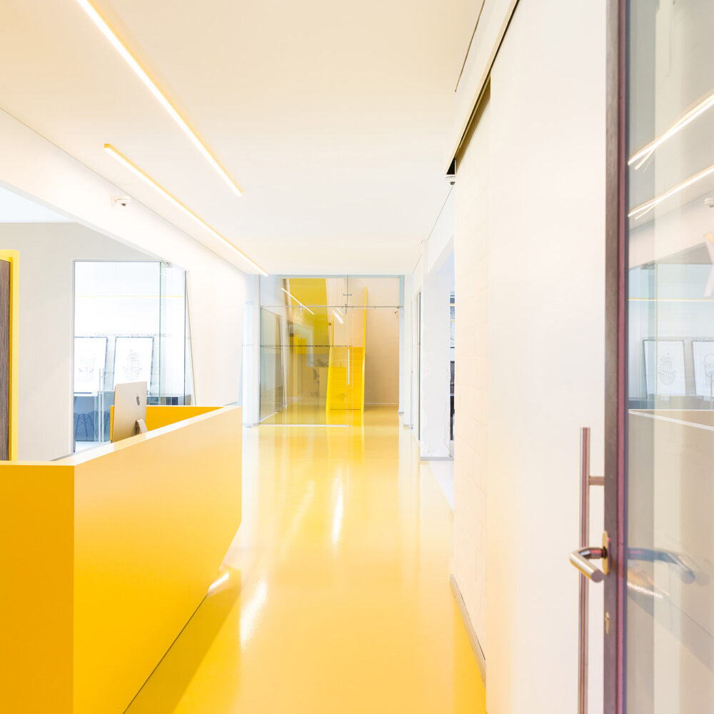 Kantoorinrichting Brussel - Inrichting werkplek - kantoorinterieur Moxy