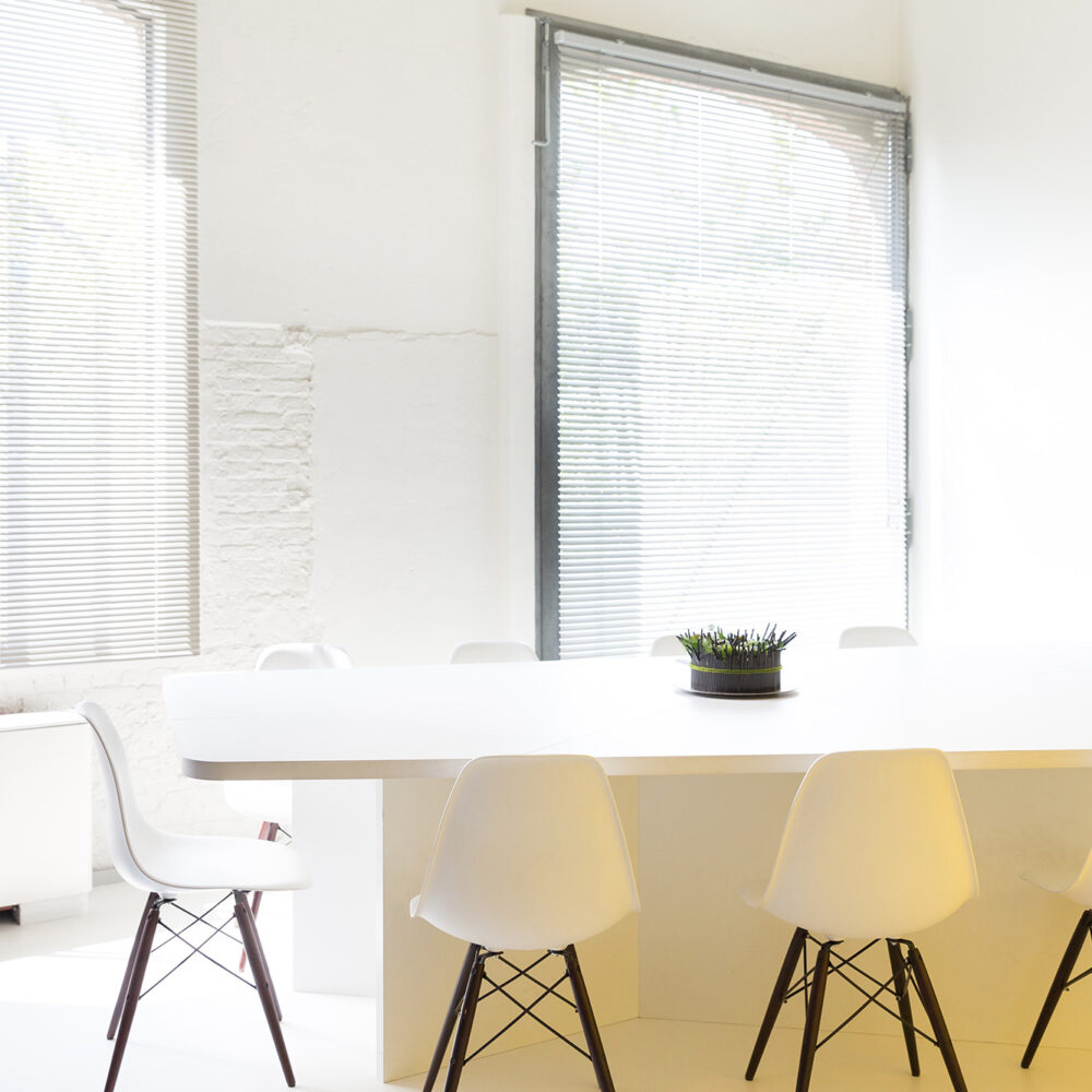 Kantoorinrichting Brussel - Inrichting werkplek - kantoorinterieur Moxy