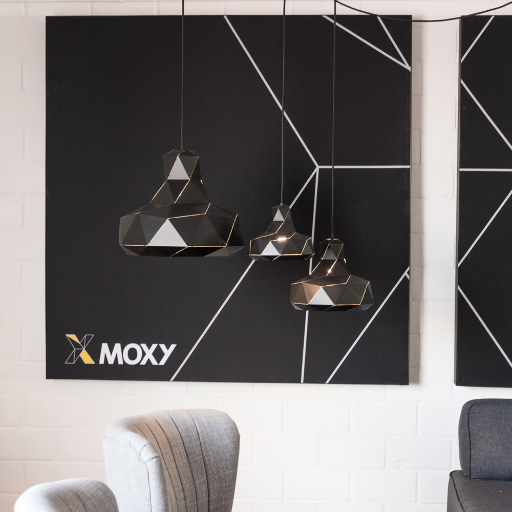 Kantoorinrichting Brussel - Inrichting werkplek - kantoorinterieur Moxy
