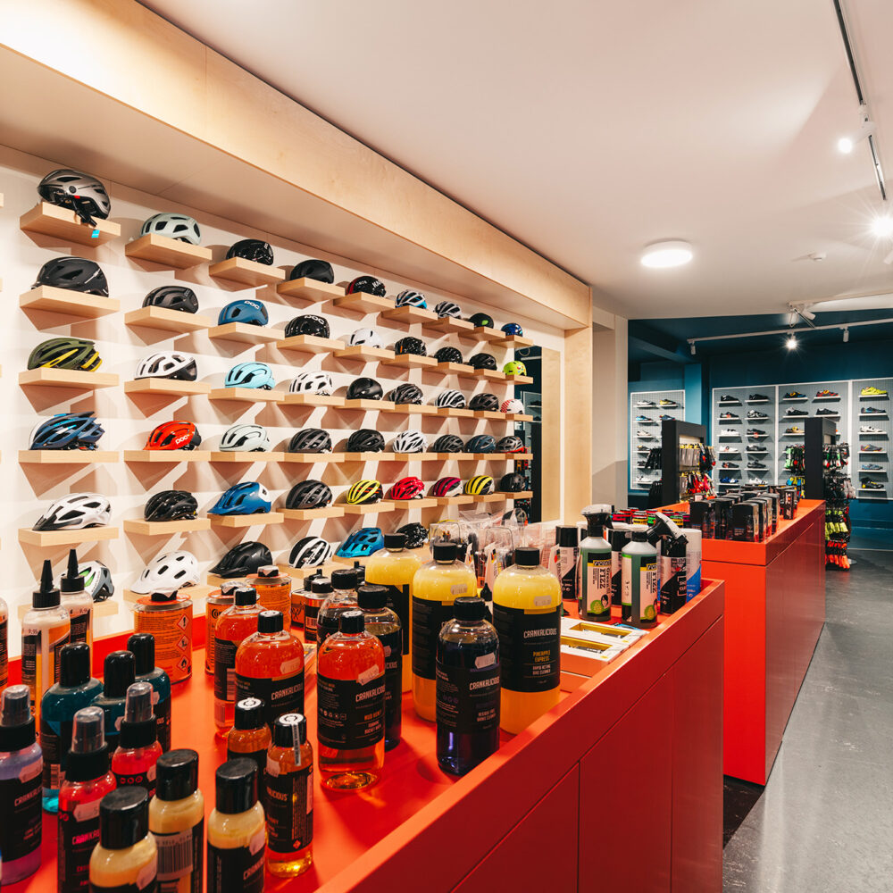 Winkelinrichting - Cyclewear Achel - Interieur Fietswinkel - Inrichting winkel