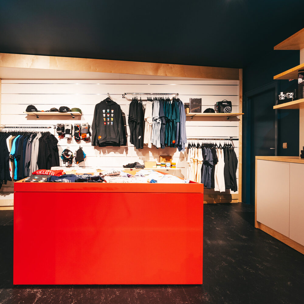 Winkelinrichting - Cyclewear Achel - Interieur Fietswinkel - Inrichting winkel