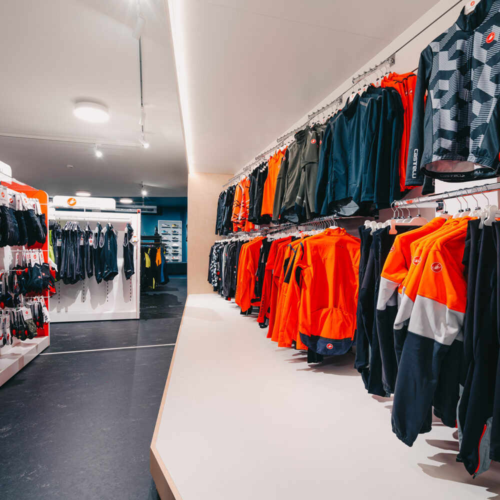 Winkelinrichting - Cyclewear Achel - Interieur Fietswinkel - Inrichting winkel