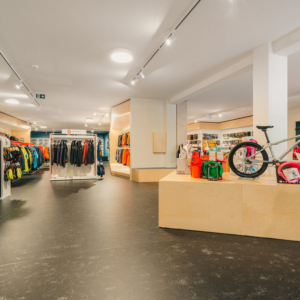 Winkelinrichting - Cyclewear Achel - Interieur Fietswinkel - Inrichting winkel