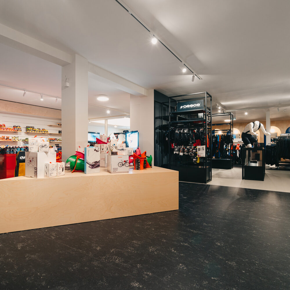 Winkelinrichting - Cyclewear Achel - Interieur Fietswinkel - Inrichting winkel