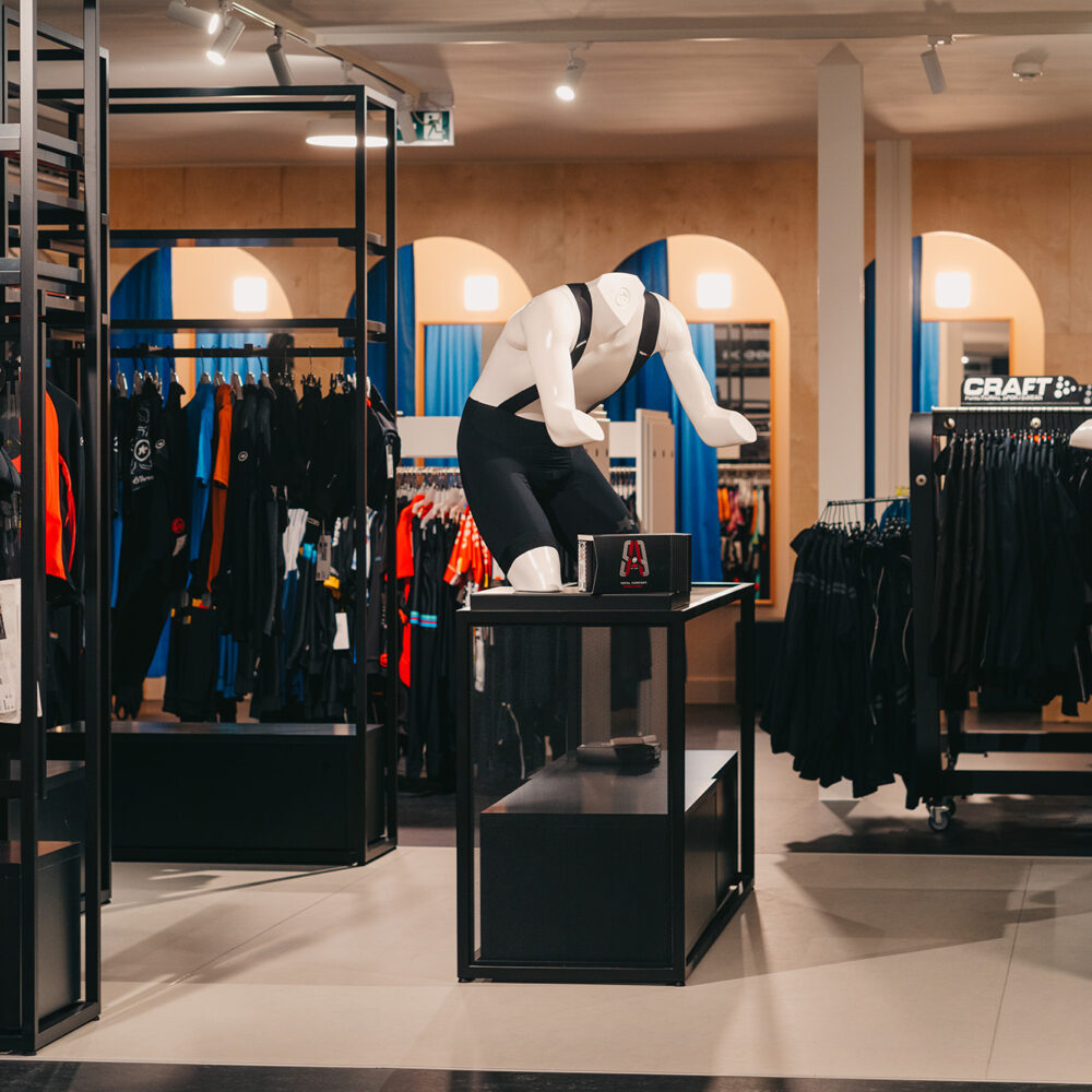 Winkelinrichting - Cyclewear Achel - Interieur Fietswinkel - Inrichting winkel
