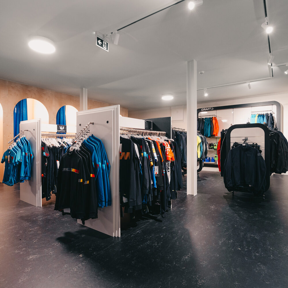 Winkelinrichting - Cyclewear Achel - Interieur Fietswinkel - Inrichting winkel