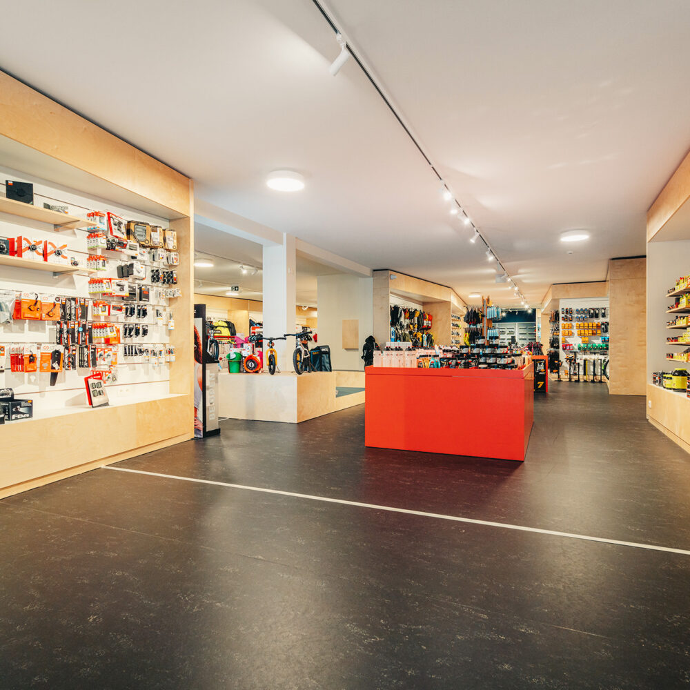 Winkelinrichting - Cyclewear Achel - Interieur Fietswinkel - Inrichting winkel