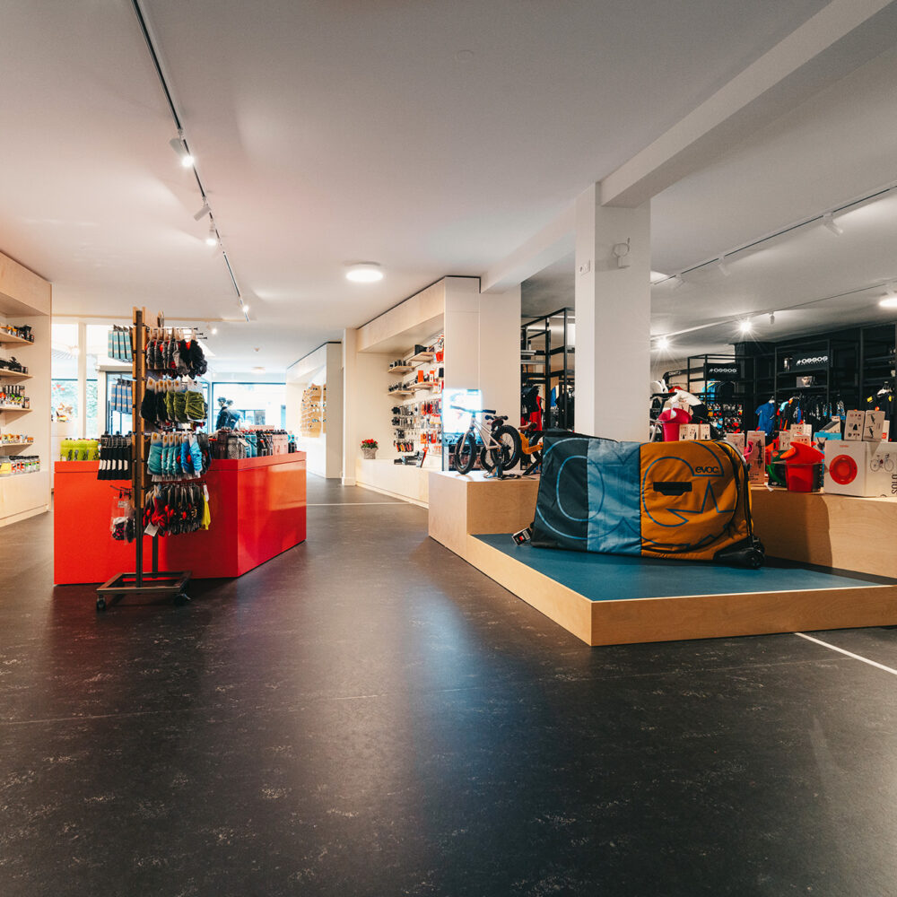 Winkelinrichting - Cyclewear Achel - Interieur Fietswinkel - Inrichting winkel