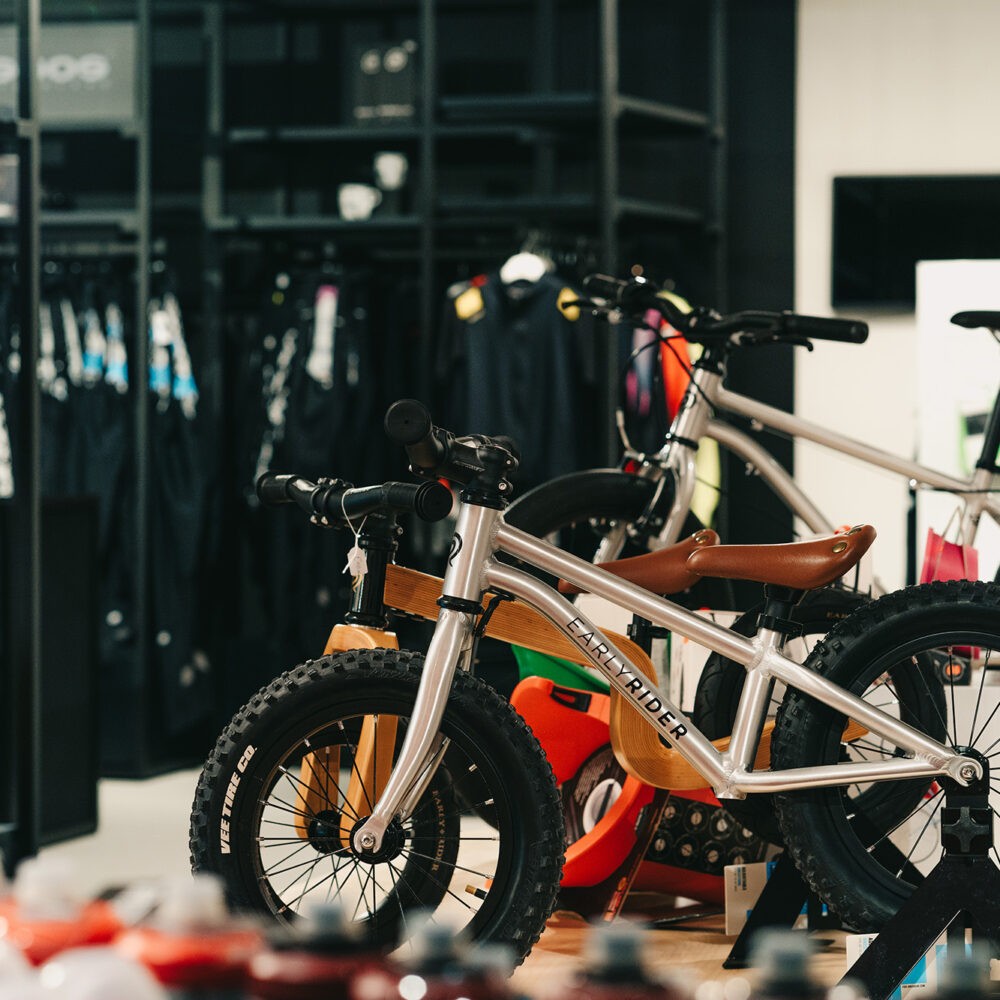 Winkelinrichting - Cyclewear Achel - Interieur Fietswinkel - Inrichting winkel