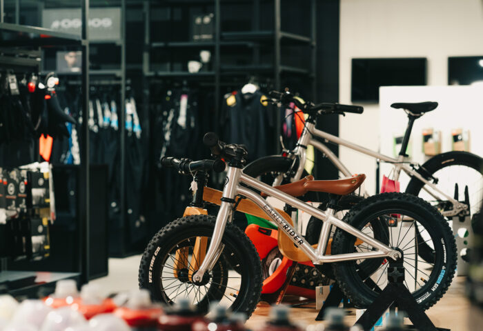Winkelinrichting - Cyclewear Achel - Interieur Fietswinkel - Inrichting winkel