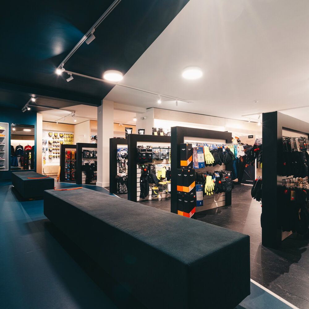 Winkelinrichting - Cyclewear Achel - Interieur Fietswinkel - Inrichting winkel